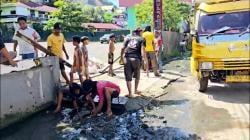 Agustinus Rande Tanggapi Keluhan Warga, Drainase Tersumbat Mulai Dikeruk