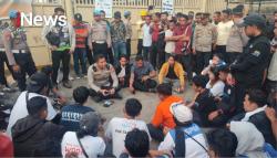 Dipicu Dampak dari PHK Sepihak, Ratusan Massa Duduki PT Wings Group di Gowa
