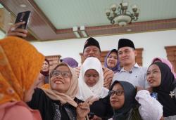 Ribuan Warga Serbu Rumah Bupati Mojokerto Sepulang Haji, Ini yang Mereka Cari