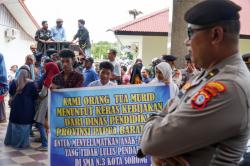 Berita Foto: Aksi Damai Orang Tua Pelajar di Depan Kantor Walikota Sorong, Tuntut Transparansi PPDB