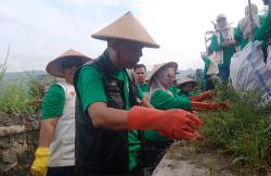Wamensos Agus Jabo Terjun Langsung Bersihkan Saluran Irigasi di Kulonprogo 
