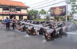 Polres Bojonegoro Naikkan Pangkat 77 Personel, Lepas Purnawirawan dengan Tradisi Khusus