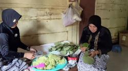 Setia Lestarikan Tradisi, Ibu Rumah Tangga di Tuban Raup Cuan Dari Tape Ketan Tawaran