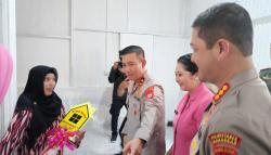 Tangis Haru Ibu Sariana Terima Kunci dari Kapolda Sulsel, Rumahnya Disulap Jadi Hunian Nyaman