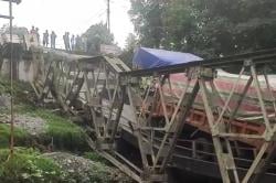 Jembatan Muara Lawai Lahat Roboh, 4 Truk Bermuatan Terperangkap di Badan Jembatan