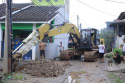 Banjir Surut, Warga Periuk Tangerang Bersama Petugas Gotong Royong Bantu Korban