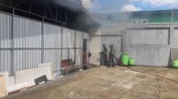 Kebakaran di Kedai Ramen, Damkar Kuningan Sigap Padamkan Api dalam 15 Menit