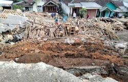Talud Baru Sebulan Dibangun di Argasoka Ambrol, Timpa Gudang Pengolahan Kayu