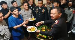 99 Tahanan Sumringah Dapat Bingkisan Makanan HUT ke-79 Bhayangkara dari Kapolrestabes Bandung