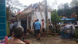 Atap Rumah Warga di Desa Ciherang Ambruk Diterjang Hujan, Satu Keluarga Mengungsi