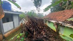 Nestapa Nini Inah Warga Ciamis: Rumah Lapuk Ambruk Diterjang Hujan