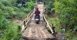 Jembatan Bambu Ambruk di Pandeglang, Warga Tercebur Sungai saat Melintas