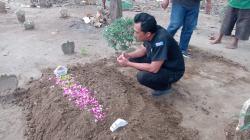 Jenazah Bayi yang Ditemukan di Sungai Brantas Dimakamkan di TPU Desa Pinggirsari