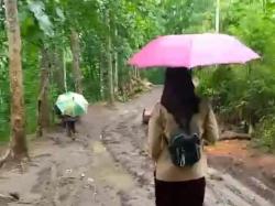 Jalan Rusak di Cibinong Jadi Lintasan Derita, Anak Sekolah dan Warga Bertaruh Nyawa Setiap Hari