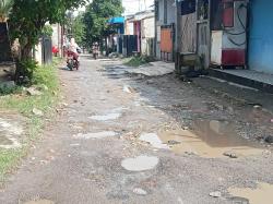 5 Tahun Rusak Parah, Warga Perumahan Kirana Tangerang Kecewa Jalan Tak Kunjung Diperbaiki