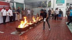Kejari Karimun Musnahkan Sabu, Rokok Ilegal, dan Uang Palsu dari Puluhan Perkara Inkrah