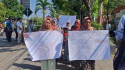 Emak-Emak Kawula Alit Geruduk PN Kendal, Tuntut Hak atas Tanah Warisan