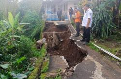 Longsor di Desa Jambar Seret Jalan Lingkungan, Bangunan Rumah Warga Terancam