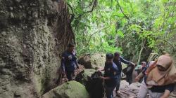 FOTO: Karang Taruna Rumpin Bersihkan Sampah di Situs Gunung Munara Hingga Goa Petapaan Bung Karno