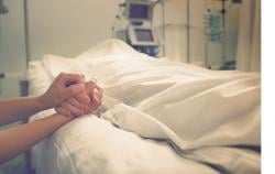 Istri Meninggal di Rumah Sakit karena Penanganan Lambat, Suami Histeris Minta Keadilan 