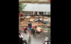 Tembok Penahan Tanah dan Pagar SD Ambruk Usai Hujan Deras, 2 Motor dan 3 Gerobak Rusak