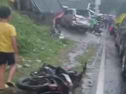Menegangkan, Terekam Vidio Amatir Detik-detik Mobil Truk Tabrak Mobil dan Motor hingga Kios Pancing