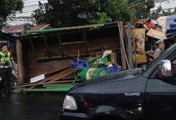 Rem Blong Maut di Jalur Puncak! Truk Hantam Mobil & Warung, 1 Tewas di Tempat, 4 Luka-luka