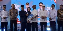 Mendes PDT Serahkan Akta Badan Hukum Kopdes Merah Putih ke 326 Desa se-Kabupaten Serang
