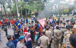 Aksi Mahasiswa dan PKL Kuningan Kritik Keras Kebijakan Relokasi