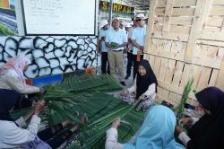 Bank  Sampah Abhipraya Kutawaru Sulap Daun Nipah Jadi Besek dan Welbag 