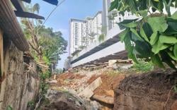 BREAKING NEWS Tembok Pembatas Apartemen Ambruk di Lengkong Gudang Serpong, Timpa Pemukiman Warga