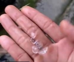 Fenomena Langka! Hujan Es Guyur Bonehau, Warga Heboh dan Viral di Medsos