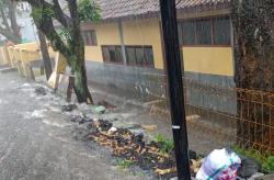 Pagar Sekolah Madrasah di Kuningan Ambruk saat Hujan Lebat