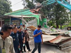 Pemkab Karawang Robohkan Puluhan Bangunan Liar di Lahan PT KAI