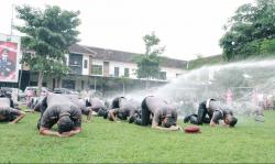 Naik Pangkat, 77 Polisi Sujud Sukur dan Basah-basahan di Tengah Lapangan Polres Jombang