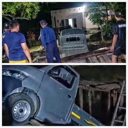 Mobil Pikap Jatuh ke Dalam Parit Setelah Jembatan Kayu yang Dilalui Ambruk