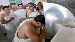 Prabowo Cium Hajar Aswad saat Umrah, Doakan Keberkahan untuk Bangsa Indonesia