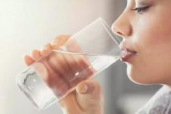 Benarkah Minum Sambil Berdiri Bisa Merusak Ginjal?