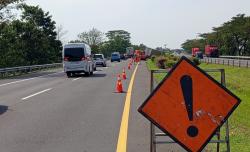 Truk Alami Laka Tunggal di Tol Cipali KM 162+600 Arah Cirebon