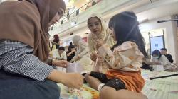 Serunya Mama dan Anak Rangkai Kalung Manik-Manik, Liburan Kreatif Menyenangkan