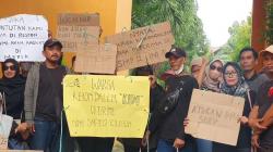 Ramai-ramai Demo! Emak-Emak Geruduk SMPN 12 Cilegon karena Anak Tak Diterima Sekolah
