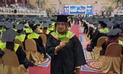 Dua Sosok Inspiratif di Wisuda Unesa, Kepala Dinas Jadi Doktor hingga Anak Buruh Raih IPK Fantastis