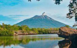 Mengintip Keindahan Gunung Ile Lewotolok NTT, Lontarkan Lava Pijar usai Meletus 66 Kali
