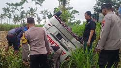 Ngeri! Mobil Ambulans Jenazah Kecelakaan Tunggal, Terguling di Jalur Lintas Selatan Lumajang