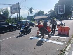 Antisipasi Kecelakaan, Polisi Lakukan Pengecatan Speed Trap di Jalan Veteran Bondowoso