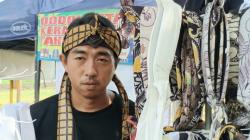 Ikat Kepala Sunda ala Dedi Mulyadi Bikin Asep Raih Cuan, Jualan di Tiap Acara KDM