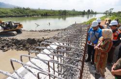 Bupati Kebumen Tinjau Proyek Infrastruktur, Pastikan Perbaikan Tepat Waktu
