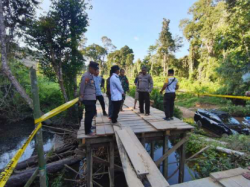 Tak Ada Anggaran Karena Efisiensi, Bupati Lamandau Bangun Jembatan Rusak Gunakan Dana Pribadi