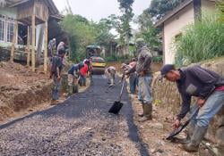 Jalan Kampung Sumur Dihotmix, Harapan Warga Cilongsong untuk Akses Lebih Baik Mulai Terwujud