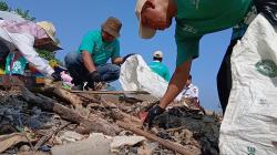 Manfaatkan Sampah Jadi Energi Alternatif, Pantai Telukawur Dibersihkan